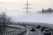 Die Nebelgrenze liegt oftmals genau auf der Höhe der Lorzentobelbrücke. (Bild: Archiv Neue ZZ)