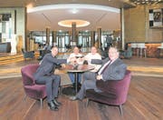 Robert Herr (General Manager), Marc Haeberli, (3-Sterne-Koch), Mike Wehrler (Culinary Director) und Bruno H. Schöpfer (Managing Director) feiern die Eröffnung des Bürgenstock-Resorts (von links). (Bild: Eveline Beerkircher)