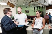 Sicherheitsdirektor Beat Villiger bei der Preisübergabe an Marco Maurer und Sonja Meerstetter-Vetterli. (Bild: Stefan Kaiser (Steinhausen, 14. Juni 2017))