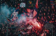 Basler Fans zündeten gestern am Match gegen den FC St. Gallen im Kybunpark Pyros. (Bild: Benjamin Manser (St. Gallen, 1. April 2017))