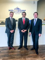 Regierungspräsident Marcel Schwerzmann, der Jordanische Botschafter Amjad Quhaiwi und Fons Togtema, Managing Director des Geschäftsbereichs Babynahrung der Firma Hochdorf. (Bild: Staatskanzlei Luzern)