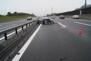 Sowohl am Auto als auch an der Leitplanke entstand erheblicher Sachschaden. (Bild: Zuger Polizei)