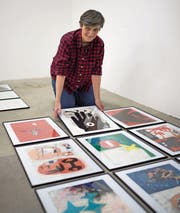 Maria Arnold beim Aufbau ihrer Ausstellung in der Luzerner Kunsthalle. (Bild: Roger Grütter (19. April 2017))