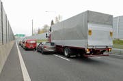 Die Unfallfahrzeuge blockierten die A2 bei Emmen Richtung Süden. (Bild: Luzerner Polizei)
