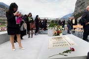 Zur Gedenkfeier versammelten sich rund 50 Personen in der Nähe des Nordportals. (Bild: Keystone)