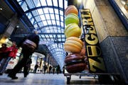Essen und Trinken ganz gross: Riesen-«Zugerli» im Metalli-Einkaufszentrum. Bilder: Stefan Kaiser (14. November 2016)