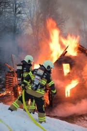 Das «Gadenhaus» steht in Vollbrand. (Bild: Kapo Uri (Bürglen, 17. Dezember 2017))