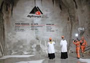 Schon einmal wurde der Gotthard-Basistunnel gesegnet – vor dem Durchstich am 15. Oktober 2010 bei Sedrun. (Bild: Keystone/Arno Balzarini)