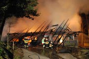 Die Löscharbeiten waren am Montag noch im Gange. (Bild: Luzerner Polizei)