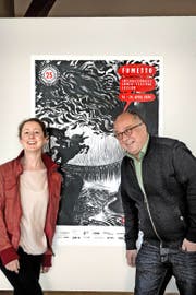 Fumetto-Festivalleiterin Jana Jakoubek und Vereinspräsident Niklaus Zeier vor einem Festivalplakat in der Kornschütte. (Bild Nadia Schärli)