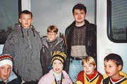 Stephan Lichtsteiner (stehend links) mit seinem Bruder Marco (stehend Mitte) und Stéphane Chapuisat (oben). (Bild: zvg)