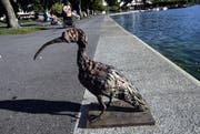 Die Kunstfigur «Shorty» an der Uferpromenade in der Stadt Zug, als sie noch am Zugersee stand. (Archivbild Werner Schelbert)