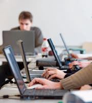 Ein eigener Laptop ist für Luzerner Lehrabsolventen künftig Pflicht. (Symbolbild: Martin Rütschi/Keystone)