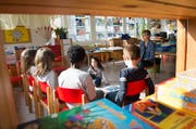 Noch nicht alle Gemeinden sind bereit für die Einführung des Zwei-Jahres-Kindergarten. Im Archivbild: Eine Kindergärtnerin während dem Unterricht im Kindergarten Houelbach in Kriens am 19. März 2015. (Bild: Eveline Beerkircher (Neue LZ))