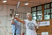Seit 1984 dabei: Kurt Kneubühler zeigt Schüler Fabian Mehr die richtige Schlagtechnik. (Bild Pius Amrein)