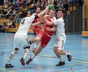 Die Stanser (am Ball Nando Kuster) erzwingen gegen Steffisburg den ersten Sieg. (Bild: Nadia Schärli (Stans, 18. November 2017))