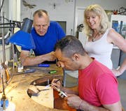 Die beiden Goldschmiede Monika Kühn und Jörg Rohner sind fasziniert von der Arbeitsweise ihres syrischen Kollegen Milad Kourie. (Bild: Cornelia Bisch)