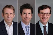 Die beiden neuen Dekane Christoph Hoffmann und Bernhard Rütsche sowie Gründungsdekan Christoph A. Schaltegger (von links). (Bild: PD)