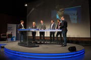 Die Moderatoren Jérôme Martinu (links) und Michael Rauchenstein (rechts) sowie die Parteileitungen von CVP (Andrea Gmür), Marcel Lingg (SVP), Louis von Mandach (GLP) und Cladio Soldati (SP). (Bild Dominik Wunderli)