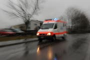 Die Ambulanz brachte den Velofahrer ins Spital (Symbolbild). (Bild: Corinne Glanzmann / Neue LZ)