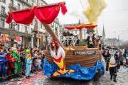 Die Zunft zu Safran Luzern mit dem Motto Safran-Piraten. Dieses Boot lief später beim Fritschi-Brunnen quasi auf Grund. (Bild: Philipp Schmidli (Luzern, 8. Februar 2018))
