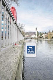 Das Schwimmen in der Reuss soll sicherer werden - unter anderem sollen mehr Infotafeln aufgestellt werden. Auf dem Bild ist der Ein-/Ausstieg aus der Reuss bei der Sentimatte, dort hat die SLRG beriets Tafeln mit Hinweisen zum Verhalten im Fluss platziert. Das Bild entstand am Freitag, 9. März 2018. Bild: (Pius Amrein / LZ) Schwimmen, SLRG, Sicherheit, Infotafeln, Reuss, Wasser (Bild: Pius Amrein)