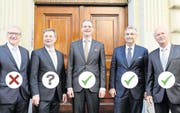 Die Regierung nach dem zweiten Wahlgang bei den Wahlen 2015 (von links): Robert Küng (FDP), Marcel Schwerzmann (parteilos), Reto Wyss (CVP), Guido Graf (CVP) und Paul Winiker (SVP). (Bild: Nadia Schärli (Luzern, 10. Mai 2015))