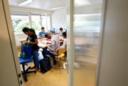 Eine Schulklasse mit sechs Kindern aus Asylfamilien wird im Schulhaus Hübeli in Emmenbrücke unterrichtet. (Bild: Keystone/Urs Flueeler)