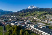 Kriens Süd – zugleich Luzern Süd – mit den beiden Grossbaustellen Mattenhof und Schweighofpark. Rechts das Nidfeld-Areal. (Bild: Philipp Schmidli (Kriens, 22. April 2017))