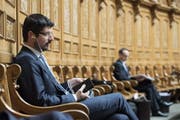 Nationalrat Yannick Buttet am Donnerstag, 30.November, an der Wintersession im Bundeshaus. (Bild: (PETER SCHNEIDER (KEYSTONE)))