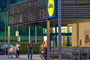 Im Lidl in Küssnacht SZ ist einkaufen bis 20 Uhr möglich. (Bild: Christian H. Hildebrand / Neue ZZ)