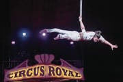 Donoban Rodriguez überzeugt im Circus Royal mit einer Strapaten-Nummer. (Bild: Nadia Schärli (Emmenbrücke, 3. Dezember 2017))