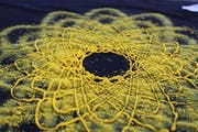 Gelbe Blüte auf schwarzem Grund: Farbe dreidimensional gedruckt. (Bild: Hochschule Luzern)