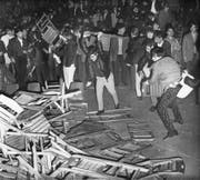 Aufgebrachte Besucher zerstörten gegen Ende des Rolling-Stones-Konzertes im Zürcher Hallenstadion die Holzklappstühle und lieferten sich anschliessend eine regelrechte Schlacht mit den angerückten Polizisten. (Bild: Keystone (Zürich, 14. April 1967))