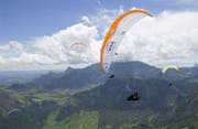 Gleitschirmflieger über dem Ybrig. (Bild: PD/ybrig.ch)