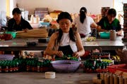 Über die Hälfte der weltweit verkauften Feuerwerkskörper wird in der chinesischen Stadt Liuyang hergestellt. (Bild: AP/Eugene Hoshiko)