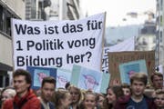 Die demonstrierenden Schüler zeigen auf einem Transparent, wohin Kürzungen in der Bildung führen können. (Bild: Keystone/Alexandra Wey, Luzern, 5. April 2017)