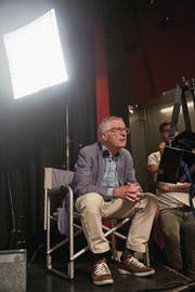 Regisseur Rolf Lyssy während der Dreharbeiten. (Bild: Moritz Hager)