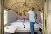 Campingleiter Markus Barmettler in einer der neuen «Glamping»-Unterkünften. (Bild: Corinne Glanzmann (Buochs, 21. Juni 2017))