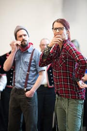 Tina Bucher und Martin Strebel spielen den Sketch «e frödige Jutz in Schötz» vor. (Bild: Eveline Beerkircher (Schötz, 21. März 2018))