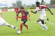 Der SC-Cham-Spieler Nicholas Walker (Mitte) – hier im Heimspiel gegen den FC Sion II am vorvergangenen Samstag – verpasst in Köniz in der 12. Minute eine gute Torchance. (Bild: Werner Schelbert (19. August 2017))