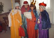 Eine Gruppe der Sternsinger (v.l.): Sternträgerin Linda Schreier und die Könige Laura Gamma, Franziska Lurck und Nina Kamer. (Bild Raffaela Truttmann/Neue UZ)