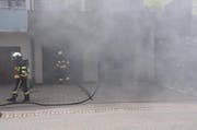 Die Feuerwehr konnte den Brand löschen. Durch den Rauch wurden Anwohner zuvor auf den Brand aufmerksam. (Bild: Kantonspolizei Schwyz)