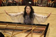 «Mit grosser Musik sollte man sich ein ganzes Leben beschäftigen»: Mitsuko Uchida (hier 2005 als Pianistin und Dirigentin in der Philharmonie Köln). (Bild: PD/Hyou Vielz)