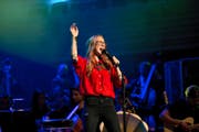 Punktete mit ihrer Stimme und dem Orchester: Stefanie Heinzmann im KKL. (Bild: Manuela Jans)