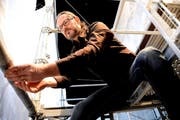 Bühnenbildner Markus Bürgi bietet den Vögeln von Aristophanes ein mächtiges Baugerüst als olympischen Himmel an. (Bild: Romano Cuonz)