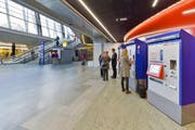 Seit Februar 2016 stehen schon die neuen Automaten im Untergeschoss des Luzerner Bahnhofs bereit. Nun werden vis-a-vis neue Geschäfte eröffnet. (Bild: PD/SBB)