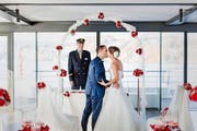 Links: Auf Wunsch führt auf dem «MS 2017» der Kapitän die Trauung durch. (Bild: PD)