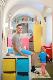 Basil Zeier (21) in der Kindertagesstätte Campus in der Stadt Luzern. (Bild Boris Bürgisser)