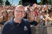 Für einmal ist Christoph Bill, der Organisator des Heitere, im Mittelpunkt. (Bild: Eveline Bachmann / Neue LZ)
